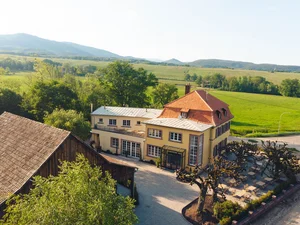Außenansicht des Restaurant Amitié – La Cuisine du Château mit idyllischem Panorama.