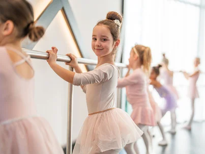 Junge Tänzerinnen beim Ballettunterricht der TALENT ACADEMY Europa-Park.