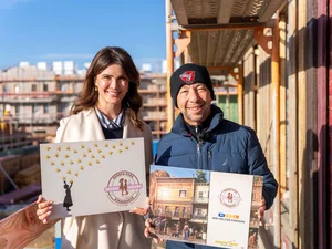 Botschafterin Miriam Mack und Projektpate DJ BoBo präsentieren die Baustelle des "Europa-Park Kinderhaus Kleine Helden".