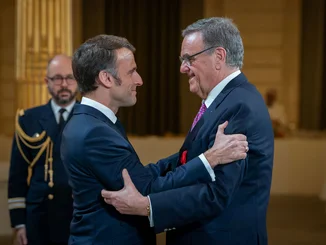 Emmanuel Macron und Roland Mack bei der feierlichen Ordensübergabe im Élysée-Palast in Paris.