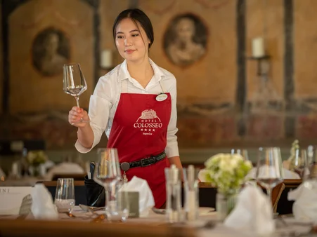 Mitarbeiterin der Gastronomie im Europa-Park Erlebnis-Resort beim Eindecken eines Tisches.