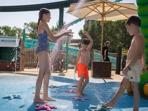 Kinder planschen in der Lítill Island – hansgrohe Kinderwasserwelt im Europa-Park. 