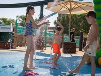 Kinder planschen in der Lítill Island – hansgrohe Kinderwasserwelt im Europa-Park. 
