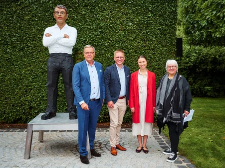 Roland Mack, propriétaire d’Europa-Park, Kai-Achim Klare, Maire de Rust, Maria Würth et Sylvia Weber, direction des activités artistiques du groupe Würth devant l’une des œuvres d’art de l’Allée des sculptures.