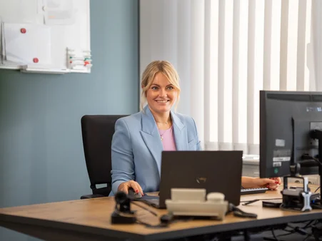 Mitarbeiterin des Marketings im Europa-Park Erlebnis-Resort bei der Arbeit im Büro.