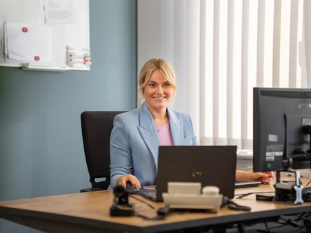 Une employée du service marketing d’Europa-Park Resort travaille dans son bureau.