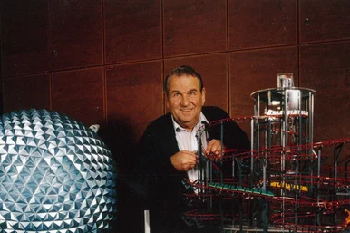Franz Mack zwischen zwei Modellen der früheren Eurosat, links Außenfassade, rechts Innenleben der Anlage.